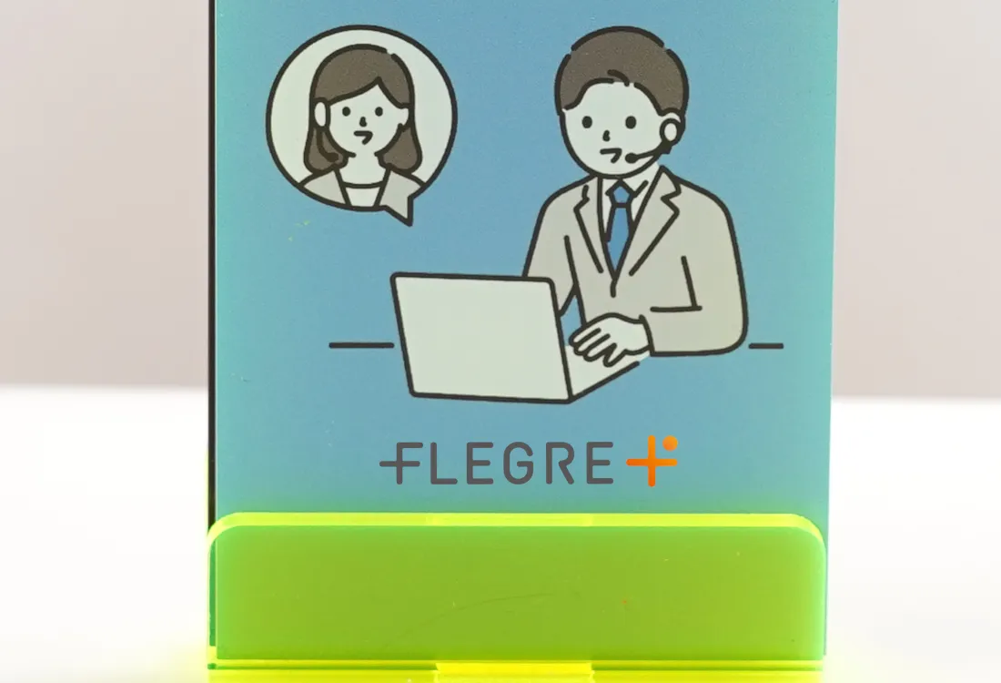 企業ロゴ入りアクリルスタンドのデザインサンプル