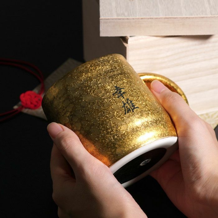 桐箱入り有田焼金銀マグカップ